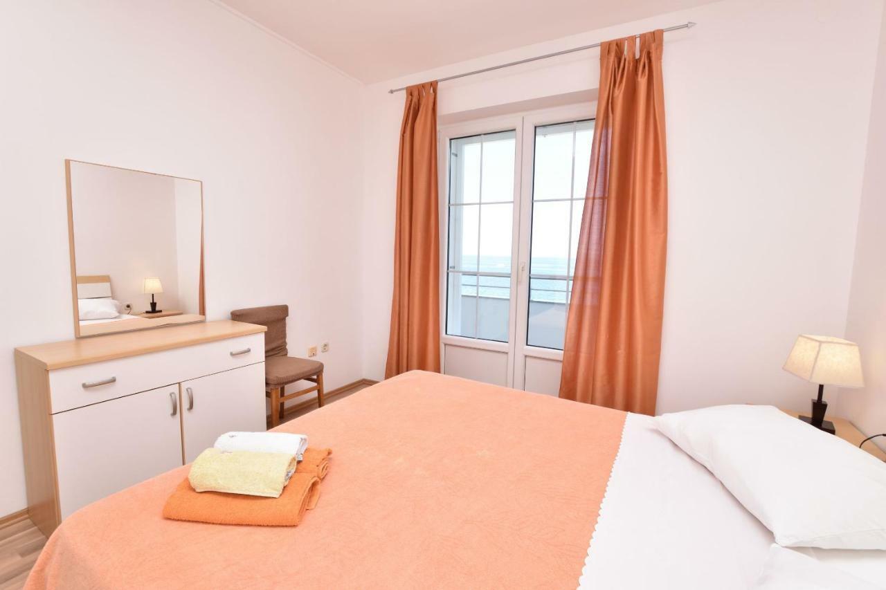 Apartments Brico Примоштен Екстер'єр фото