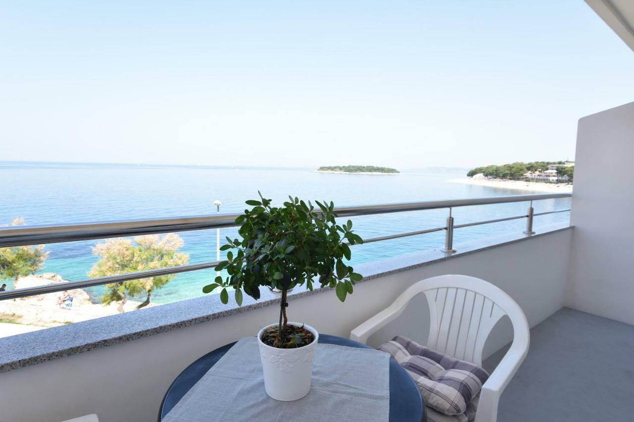 Apartments Brico Примоштен Екстер'єр фото