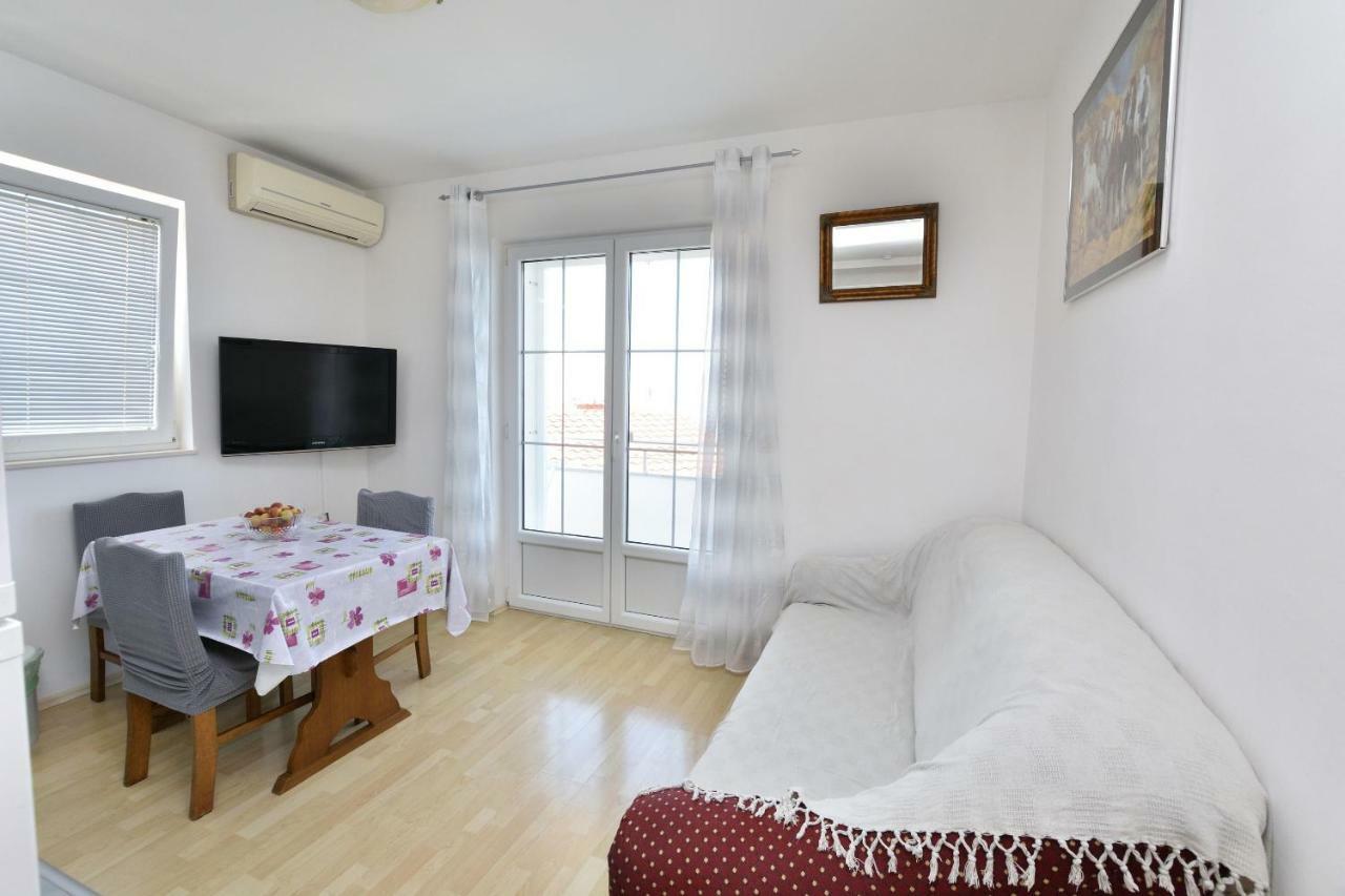 Apartments Brico Примоштен Екстер'єр фото