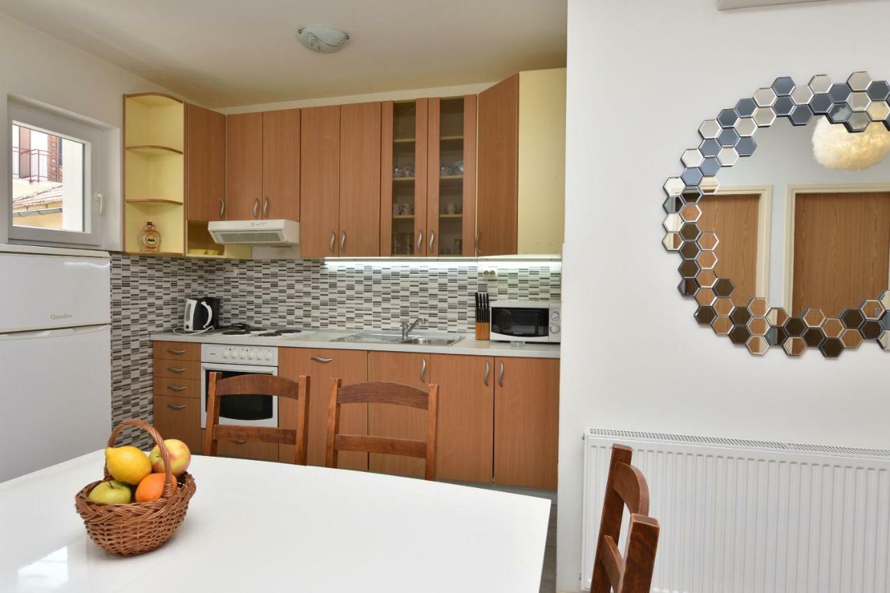 Apartments Brico Примоштен Екстер'єр фото