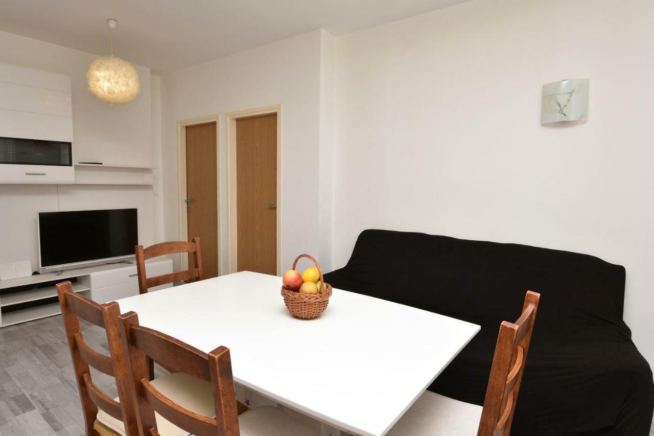 Apartments Brico Примоштен Екстер'єр фото