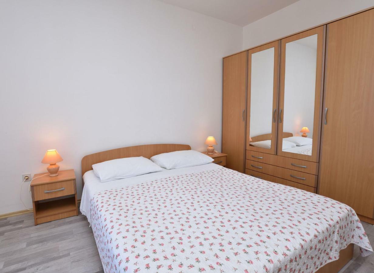 Apartments Brico Примоштен Екстер'єр фото