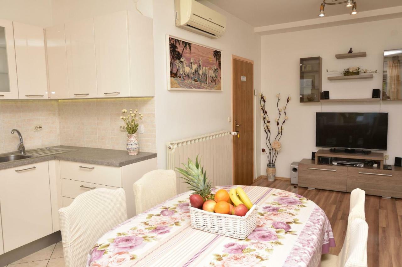 Apartments Brico Примоштен Екстер'єр фото