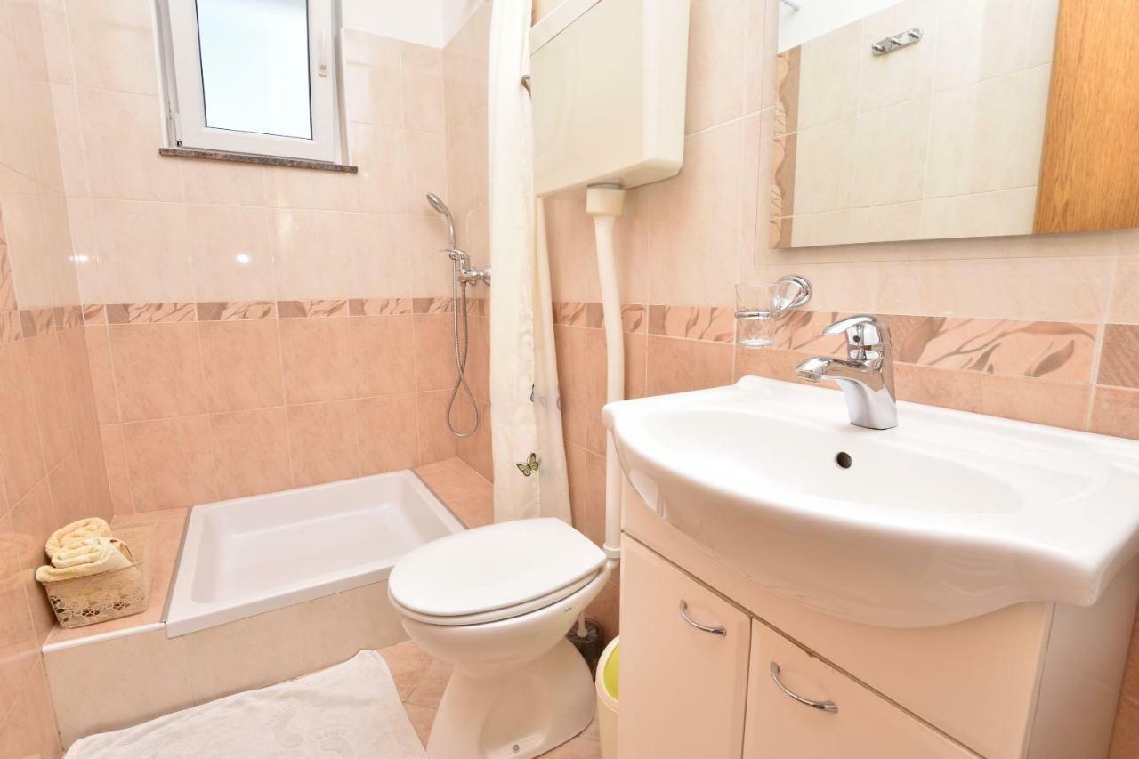 Apartments Brico Примоштен Екстер'єр фото