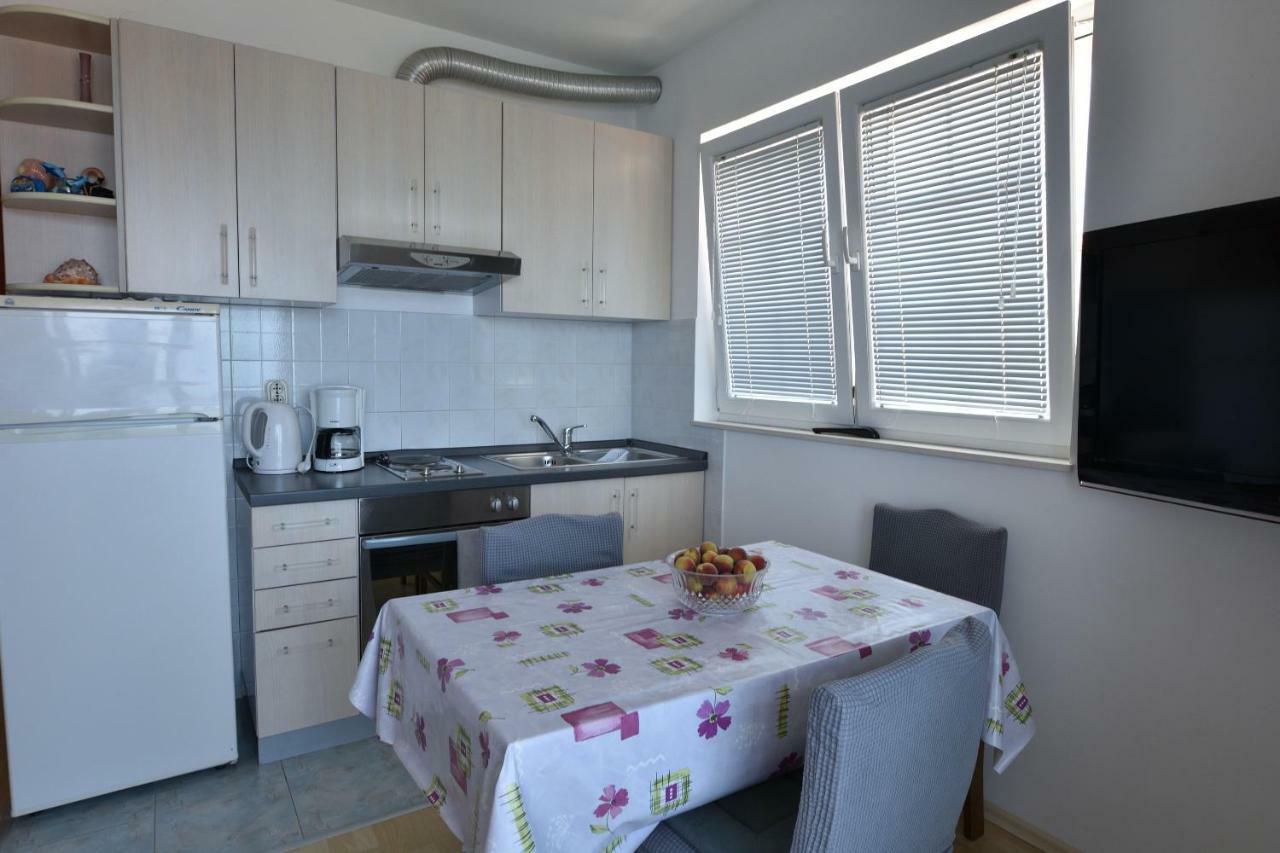 Apartments Brico Примоштен Екстер'єр фото