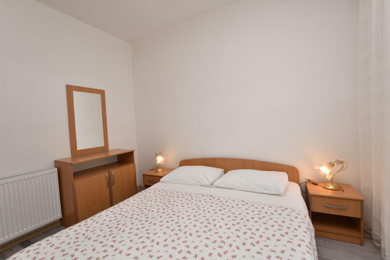 Apartments Brico Примоштен Екстер'єр фото