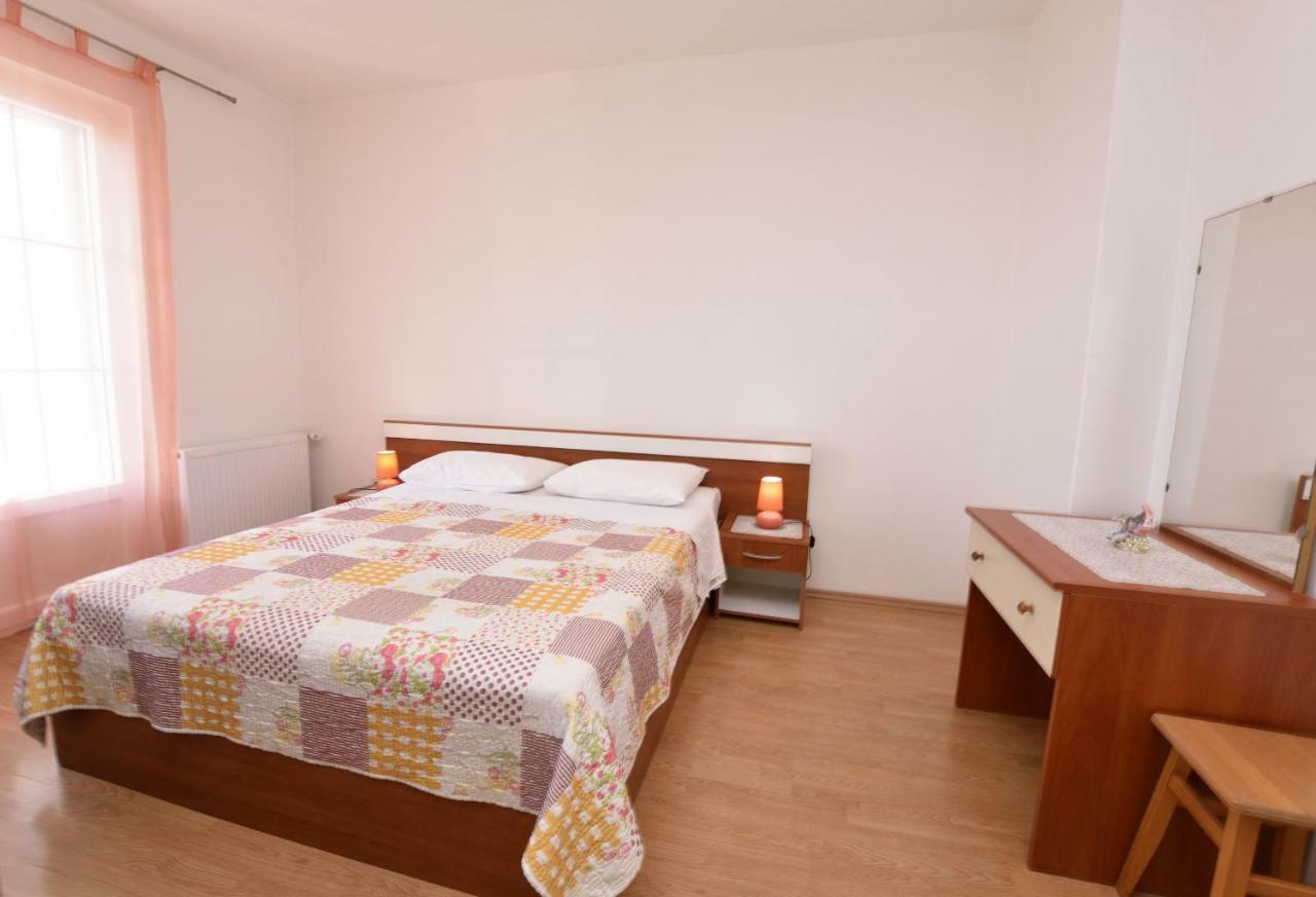 Apartments Brico Примоштен Екстер'єр фото