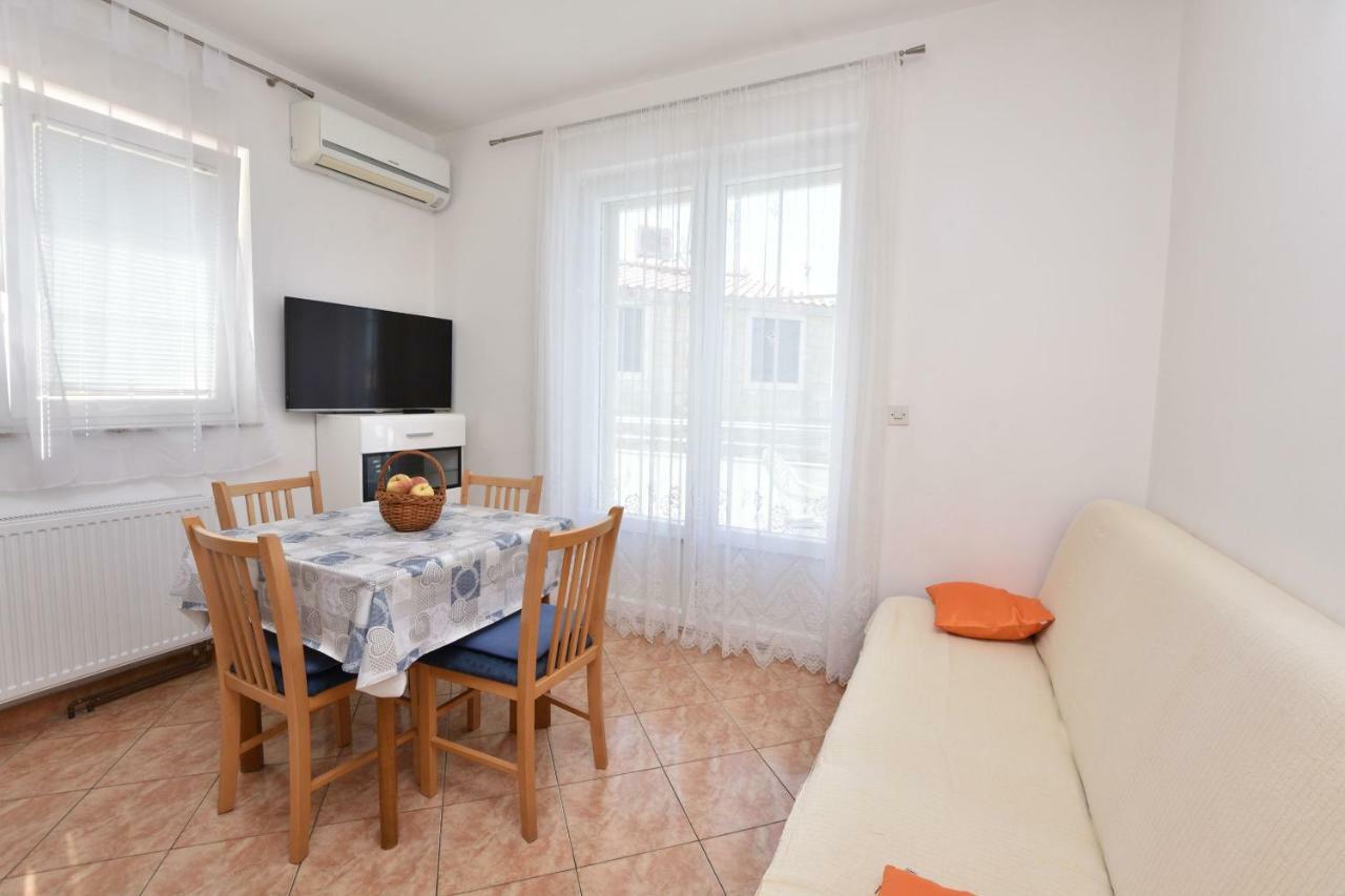 Apartments Brico Примоштен Екстер'єр фото