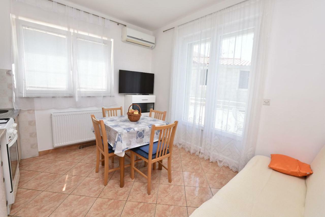 Apartments Brico Примоштен Екстер'єр фото